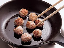 肉だんごは表面に軽く焼き色がつく程度に焼きつけることで、こうばしい風味のスープに仕上がる。