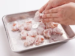 むね肉は、片栗粉を全体にまんべんなくまぶして焼くと、肉汁を閉じ込め、パサつかず、ジューシーに仕上がる。