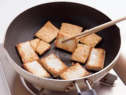 厚揚げは、しっかり焼きつけたものを戻し入れることで、風味がアップする。焦げすぎないように注意して。