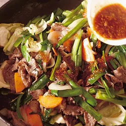 おろししょうが、にんにくは合わせ調味料として仕上げに加え、香りを立たせる。