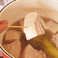 豚肉に竹串を刺し、スーッと通るくらいまで下ゆでしてやわらかくする。
