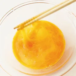 卵は菜箸で2〜3回かき混ぜ、卵白が切れずに残っているくらいに溶きほぐすと、コシがあってふんわりとした仕上がりになる。