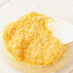 ボウルに卵を溶きほぐしてご飯を加え、しゃもじでご飯を切るようにほぐし、ご飯の1粒1粒を卵でコーティングする感じでよく混ぜる。ご飯は温かいほうが混ざりやすい。