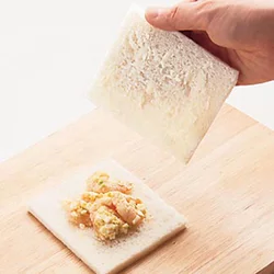 具はパンの中心にのせると、パックしたときにはみ出さない。