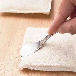スプーンは縁の幅が広いものを使うと押さえやすい。