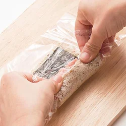 ラップを巻きすのようにして軽く押さえ、おおいながら巻く。