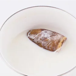 牛乳のカルシウムは、苦みを中和する働きがある。うっすらと濁るくらいに水でうすめ、たけのこを皮ごと入れてじっくりゆでる。