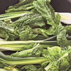 重ねすぎると火の通り方にむらが出てしまうので、大きめのフライパンを使い、葉玉ねぎと菜の花を重ならないように並べて蒸し焼きにする。