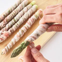 豚肉はアスパラガスにしっかりくっつくように、きつめに巻きつける。しゃぶしゃぶ用肉のような、薄い肉のほうが巻きつけやすい。