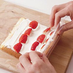コロコロいちごのプチロールケーキ By本間節子さんの料理レシピ プロのレシピならレタスクラブ
