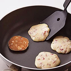 穴がぽこぽこ出てきて、縁が固まったら返す。小さいからすぐに焼き上がるので注意して。