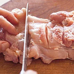 とり肉は繊維と直角に切り目を入れ、味をしみやすくする。
