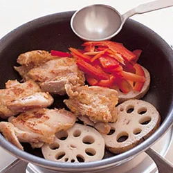 表面に焼き色がついたら、酒を加えてじっくり蒸し焼きに。肉がふっくらと仕上がる。