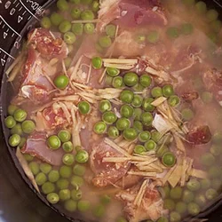 みそ漬けを入れて炊くことで、肉のうまみがご飯に移り、おいしい炊き込みご飯に。