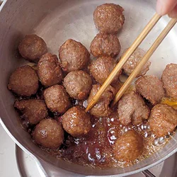 れんこん入りの肉だんごは、揚げてもかたくなりにくい。表面がこんがり色づくまでじっくり揚げ、たれをからめて仕上げる。