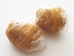 じゃがいもは皮つきのまま加熱しておくと、ほっくりとした食感に仕上がり、味がしみこみやすい。