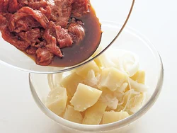 牛肉には下味をしっかりもみ込んでおき、加熱したじゃがいも、玉ねぎ、しらたきと一緒に加熱する。