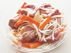 火が通りにくいとり肉と、にんじん、玉ねぎは、耐熱皿に広げてのせ、加熱しておく。