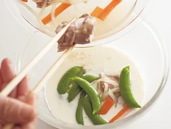 とり肉から出た肉汁もうまみのもと。一緒にホワイトソースに加えて混ぜ合わせ、さらに加熱する。