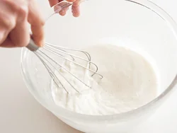 電子レンジで作れば、ホワイトソースが焦げる心配なし。加熱後、泡立て器でよく混ぜてなめらかにする。