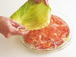 豚肉やキャベツ、トマトなどを繰り返し重ねることで、味に一体感が出て、ボリュームのある一皿になる。