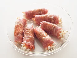 豚肉は野菜を巻いてレンジ加熱することで、水分が補われ、しっとり仕上がる。