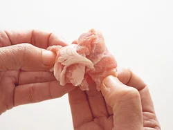 薄切り肉を軽く結んで丸めることで、ボリュームがアップし、加熱しても肉がほぐれない。