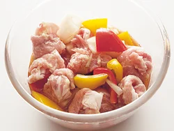豚肉の風味をよくし、うまみが逃げないように下味をつけ、ほかの材料と一緒に加熱する。