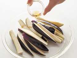 なすにごま油をまぶしておくと、熱の通りがよくなってとろりと仕上がり、風味も増す。