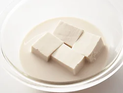 豆乳と一緒に加熱することで、豆腐のなめらかな食感が損なわれにくくなる。