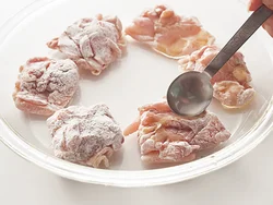 肉に小麦粉と油をまぶして加熱すると、表面がころも状になってうまみを閉じ込める。