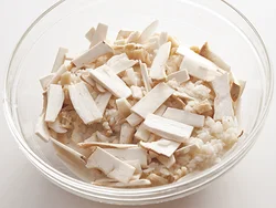 うまみが出る帆立は缶汁ごとご飯に混ぜ合わせ、エリンギを上にまんべんなくのせて加熱する。