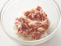 とり肉は火が通りやすいように１cm幅に切り、ご飯にのせて加熱すると、ご飯が肉汁を吸っておいしくなる。