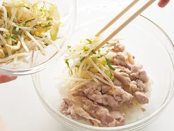 肉に火が通ったら、野菜をのせてさらに加熱する。野菜がふた代わりになって、肉がしっとり仕上がる。