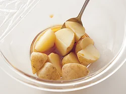 調味料を加えて軽く混ぜながら、電子レンジで加熱すると、味がなじむ。