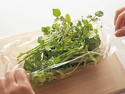 クレソンは、葉と茎の向きを変えてラップで包むと、加熱むらができにくい。