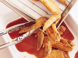 カラリと二度揚げした手羽先は、熱いうちに甘辛だれにつけると、味がからみやすい。