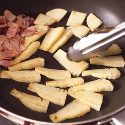 ベーコンの脂でたけのこに焼き目をつける。