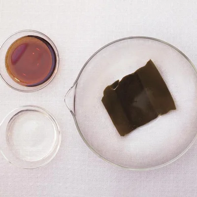 【おいしいコツ】
炊き込みご飯のだし汁 黄金比率は10:1:1
笠原さんの黄金比率は、水に昆布をひたしただけのごくシンプルなだし汁にしょうゆと酒を10:1:1の割合で加えたもの。「基本的にこの割合で、炊き込みご飯を作れば間違いなくおいしくでき上がります!」とのこと。昆布だしで炊くのは、具材から出るだしとうまみだけで充分だから。かつおだしにしてしまうと、かえって素材のうまみを生かせないので、だし汁はごくシンプルに、というのが笠原流です。