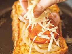 パンに具材をのせてチーズを散らしたら、焦がさないように、チーズが溶ける程度に蒸し焼きにすればOK。