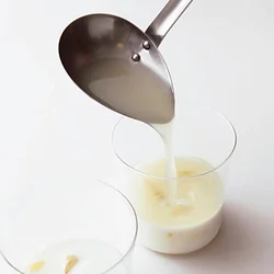 牛乳ゼリーが固まってから、グレープフルーツのゼリー液を流し入れ、さらに冷やし固めると、2層になる。