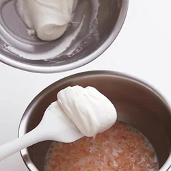 泡立てた生クリームが、ふんわりとした口当たりのもと。底から返すようにさっくり混ぜると泡がつぶれにくい。