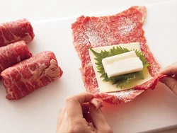牛肉は２〜３枚重ねて、手前から具をおおうように、左右を内側に折り込みながら巻くと、具材がはみ出しにくい。