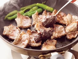 たれは焦げやすいので、牛肉の両面をこんがり焼いたあと、最後に加えてさっとからませる。