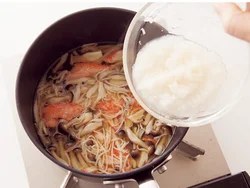 かぶは仕上げに加えて、最後にとろみをつけると、風味よく仕上がる。すりおろして出た水分ごと加えてOK。