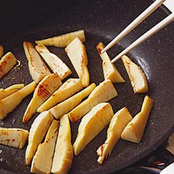 たけのこはしっかり焼きつけるとこうばしくなり、肉みそともからみやすい。