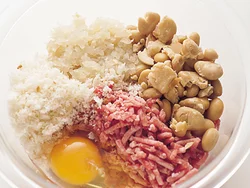 畑の肉といわれる大豆をつぶして混ぜることで、肉の量を減らしながらビッグサイズに。