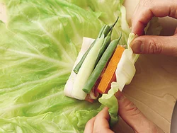 肉だねを作らないので手軽で、いつもより野菜の量がアップ。そいだキャベツの軸もむだなく巻いて。