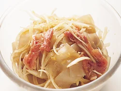 野菜とこんにゃくは肉とともに下味をつけ、肉のうまみを移す。こんにゃくはゆでると味が入る。