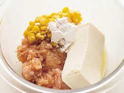 肉が少ない分水きりした豆腐を混ぜて増量＆ふんわり食感に。プチプチとした食感のコーンもポイント。下味はしっかりつけて。
